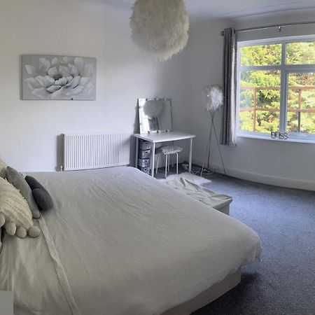 Stunning Bebington Maisonette - Large Private Drive And Entrance, Good Transport Links ภายนอก รูปภาพ