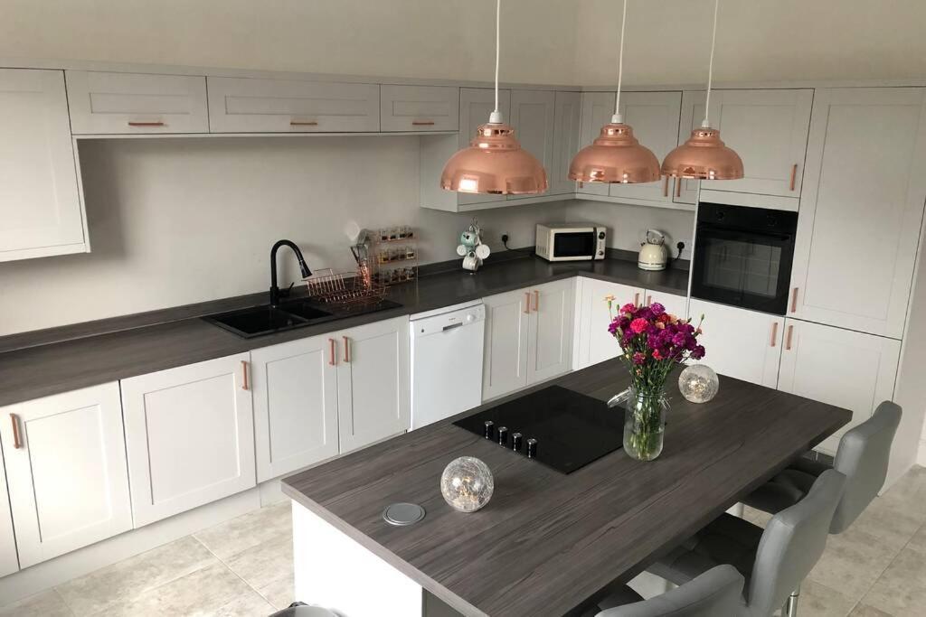 Stunning Bebington Maisonette - Large Private Drive And Entrance, Good Transport Links ภายนอก รูปภาพ