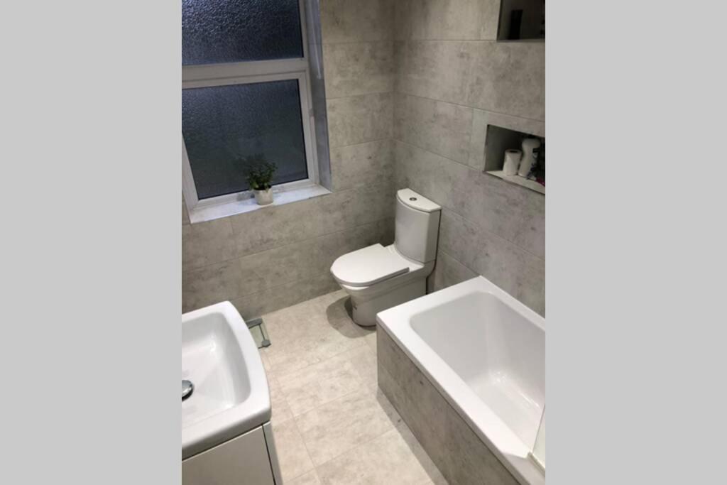 Stunning Bebington Maisonette - Large Private Drive And Entrance, Good Transport Links ภายนอก รูปภาพ