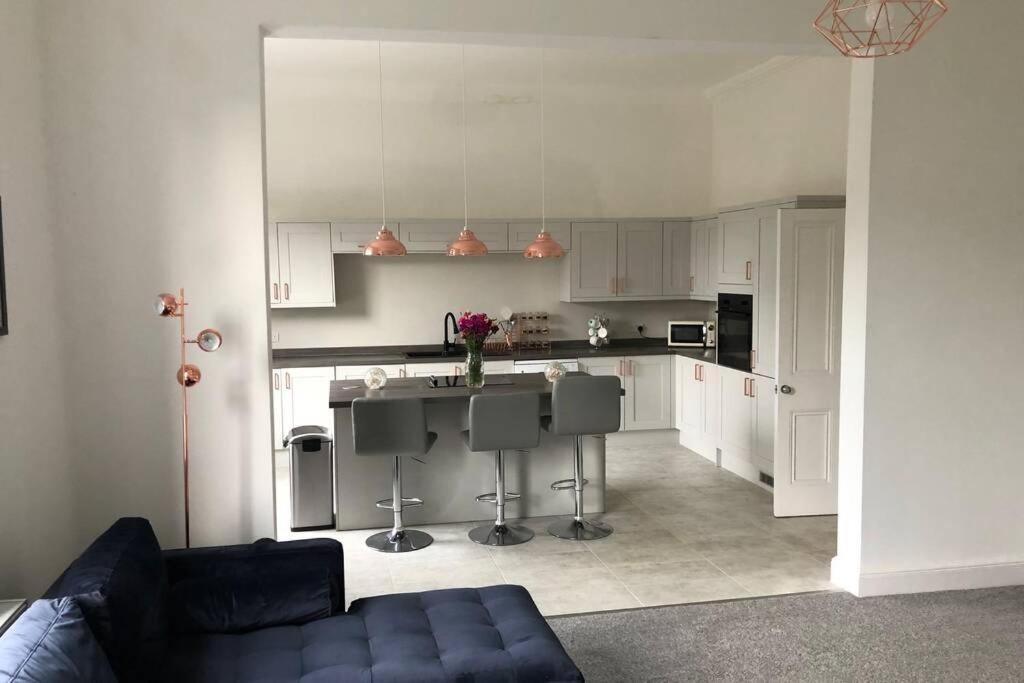 Stunning Bebington Maisonette - Large Private Drive And Entrance, Good Transport Links ภายนอก รูปภาพ