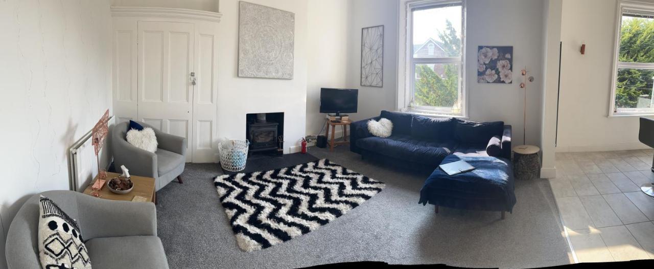 Stunning Bebington Maisonette - Large Private Drive And Entrance, Good Transport Links ภายนอก รูปภาพ