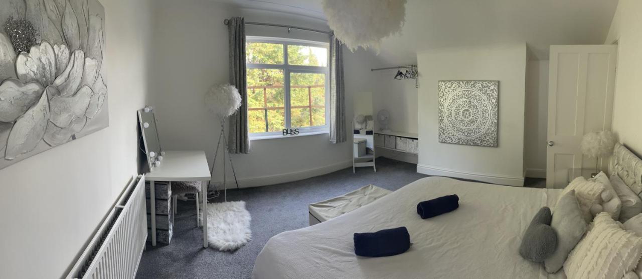 Stunning Bebington Maisonette - Large Private Drive And Entrance, Good Transport Links ภายนอก รูปภาพ